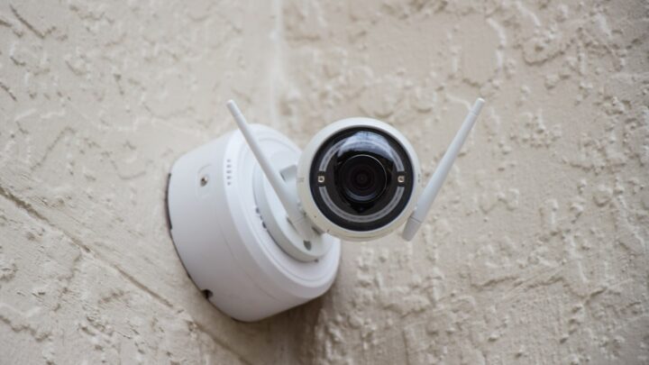 Jak wykorzystać AI Vision (np. poprzez kamery IP z integracją Gemini Vision) do monitorowania bezpieczeństwa domu i wczesnego wykrywania intruzów lub nietypowych zdarzeń?