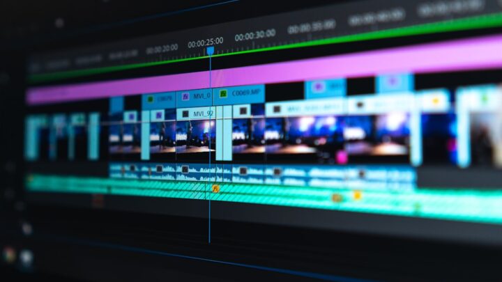 Jak wykorzystać zaawansowane funkcje edycji i modyfikacji odpowiedzi AI (np. 'Edit Prompt’, 'Regenerate’, 'Temperature’) do precyzyjnego dostrajania generowanych treści?