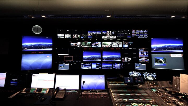 Jak zbudować system AI do automatycznej transkrypcji i analizy treści z nagrań radiowych i telewizyjnych dla monitoringu mediów w Polsce?