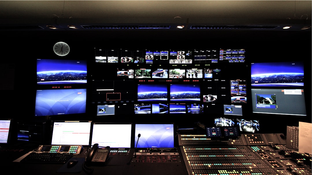 Jak zbudować system AI do automatycznej transkrypcji i analizy treści z nagrań radiowych i telewizyjnych dla monitoringu mediów w Polsce?