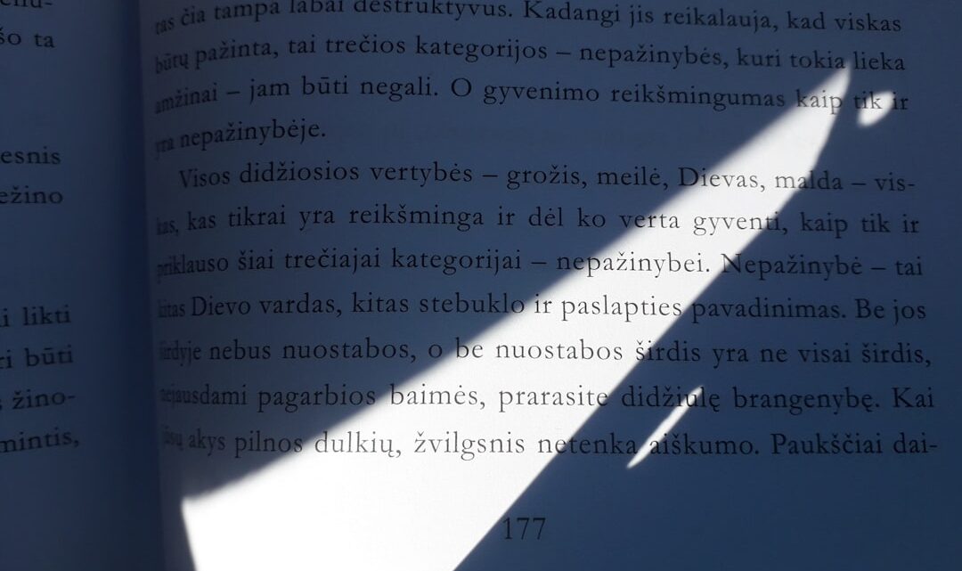 Naprawa problemów z błędną interpretacją tonu emocjonalnego (sarkazm, frustracja) w tekstach polskojęzycznych przez ChatGPT, Claude i Gemini: Jak uczyć AI niuansów języka?