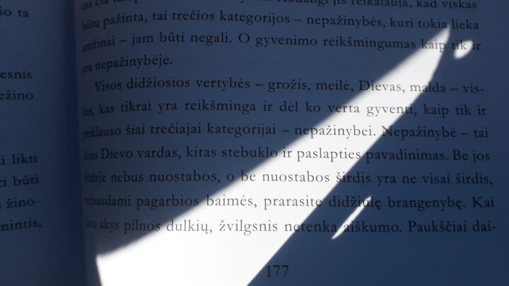 Naprawa problemów z błędną interpretacją tonu emocjonalnego (sarkazm, frustracja) w tekstach polskojęzycznych przez ChatGPT, Claude i Gemini: Jak uczyć AI niuansów języka?
