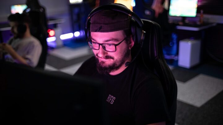 Optymalizacja interakcji AI w projektach Open Source: Jak przyczynić się do rozwoju LLM i Vision AI (np. Llama, Stable Diffusion) na własnym sprzęcie?