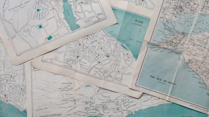Tworzenie interaktywnych map historycznych i tras tematycznych po polskich miastach z AI (ChatGPT Vision, Gemini Vision): Jak ożywić lokalne dziedzictwo dla turystów i mieszkańców?