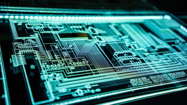 Wykrywanie treści generowanych przez AI (teksty, obrazy): Jak rozpoznać, czy coś zostało stworzone przez ChatGPT, DALL-E lub Midjourney? Narzędzia i metody weryfikacji.