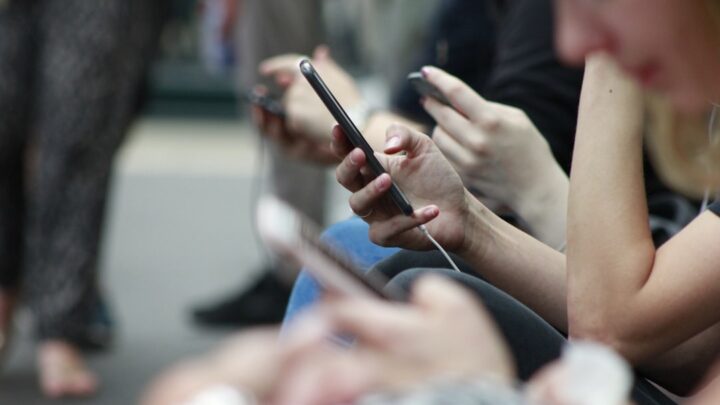 Zarządzanie zużyciem danych mobilnych przez aplikacje AI na smartfonach: Jak optymalizować ustawienia Gemini i innych narzędzi, by oszczędzać pakiet internetowy w podróży?