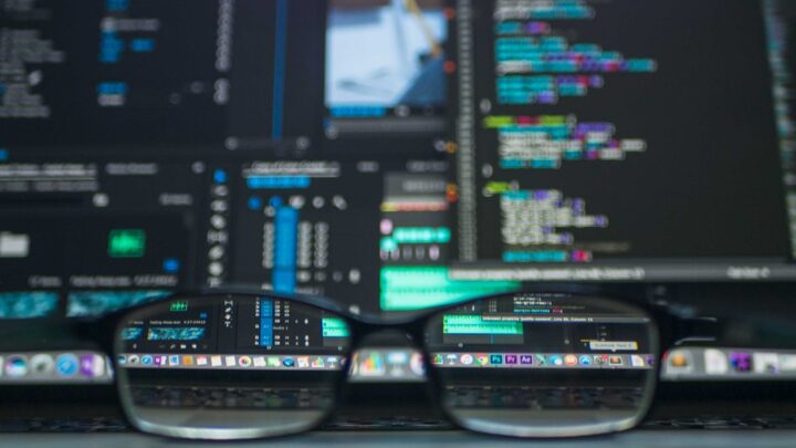 AI Vision w moderacji treści wizualnych online: Jak automatycznie wykrywać i filtrować nieodpowiednie obrazy i wideo w aplikacjach i społecznościach internetowych?