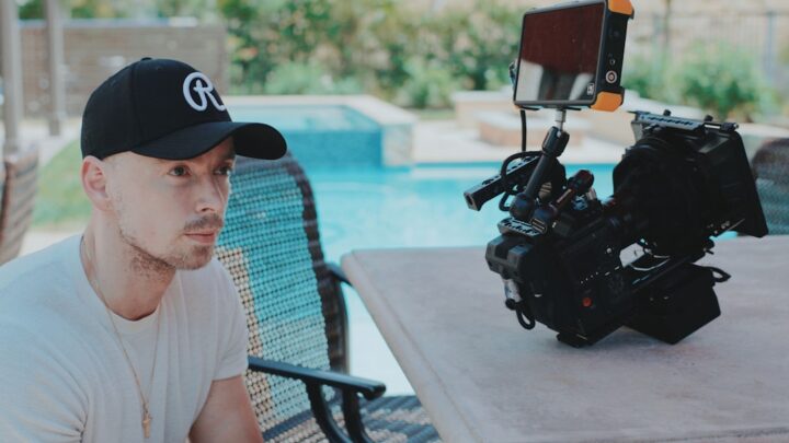 AI w dynamicznym generowaniu scenariuszy wideo z precyzyjnym podziałem na sceny, kadry i timing: Jak użyć ChatGPT/Gemini do optymalizacji produkcji filmowej i reklamowej?