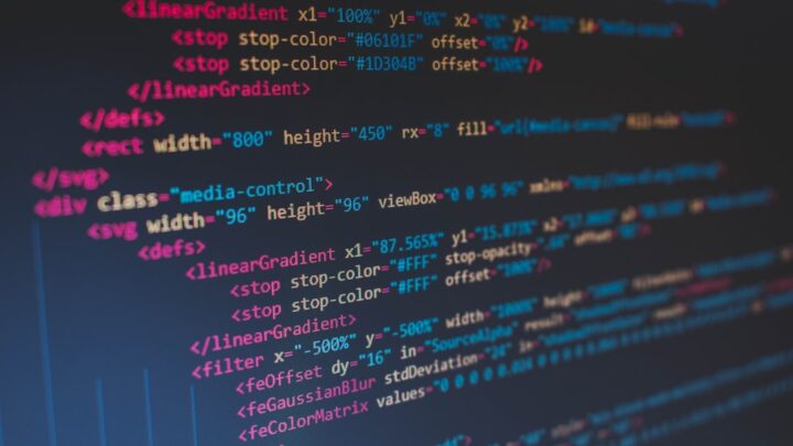 AI w edycji i optymalizacji kodu JavaScript dla przeglądarek: Jak użyć ChatGPT i Gemini do poprawy wydajności i bezpieczeństwa skryptów frontendowych?