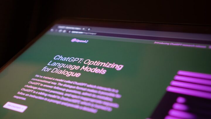 Debugging logiki w chatbotach AI (np. Custom GPTs, Agent AI): Jak krok po kroku znaleźć i naprawić błędy w przepływie konwersacji i integracji z zewnętrznymi bazami danych?