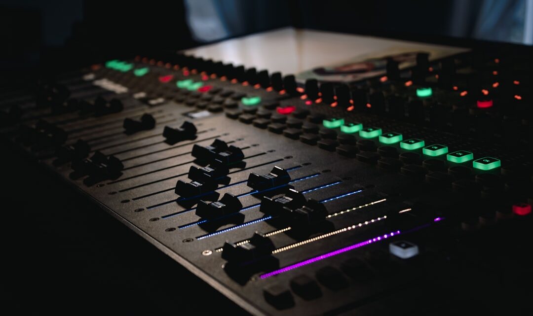ElevenLabs: Jak generować niestandardowe efekty wokalne (śmiech, płacz, krzyk, szept) i dźwięki otoczenia dla gier i produkcji audio?