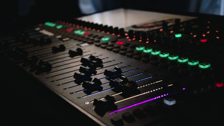 ElevenLabs: Jak generować niestandardowe efekty wokalne (śmiech, płacz, krzyk, szept) i dźwięki otoczenia dla gier i produkcji audio?