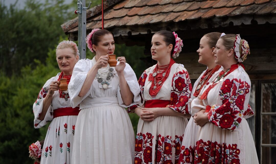 Jak generować autentyczną polską muzykę ludową i historyczną (np. polonezy, mazurki, pieśni patriotyczne) za pomocą Suno, Udio i Beatoven.ai? Zaawansowane promptowanie dla wierności kulturowej.