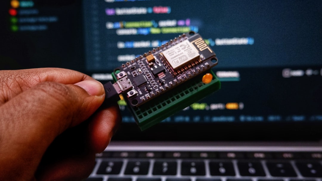 Jak wdrożyć i zoptymalizować mikro-modele AI (TinyML) na wbudowanych systemach i czujnikach IoT dla polskiego przemysłu?