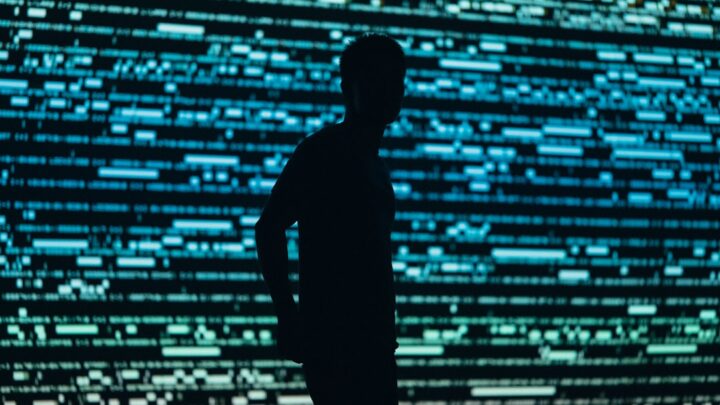 Jak wykrywać i reagować na 'Data Leakage’ z modeli AI: Strategie zapobiegania ujawnianiu wrażliwych informacji z danych treningowych (dla LLM i Vision AI).