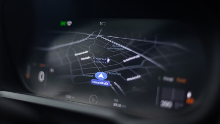 Jak zapewnić płynną interakcję z AI w czasie rzeczywistym (ChatGPT, Gemini, ElevenLabs) w niestabilnych warunkach sieciowych lub offline? Strategie offline-first i trybu awaryjnego.