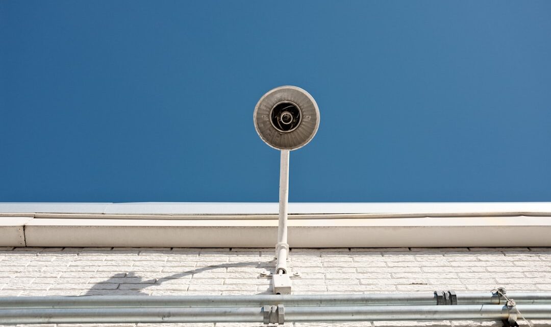 Jak zbudować i zabezpieczyć system monitoringu AI w małej firmie: Od wyboru kamer z Vision AI po alerty Gemini dla ochrony mienia i pracowników w Polsce?