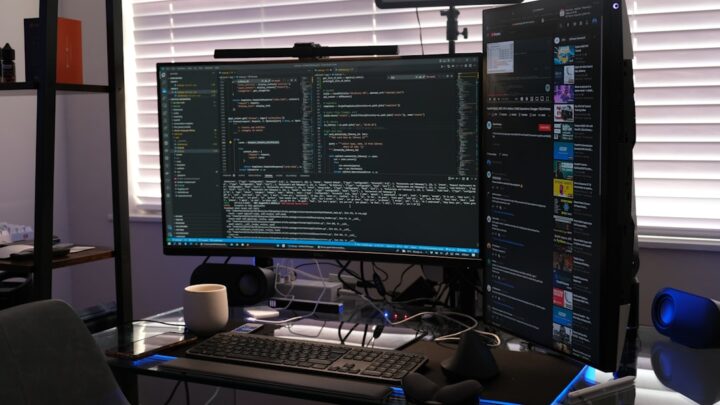 Jak zbudować tanią stację roboczą do lokalnego uruchamiania modeli AI (Llama 3, Stable Diffusion) w domu: Przewodnik po wyborze komponentów i konfiguracji.