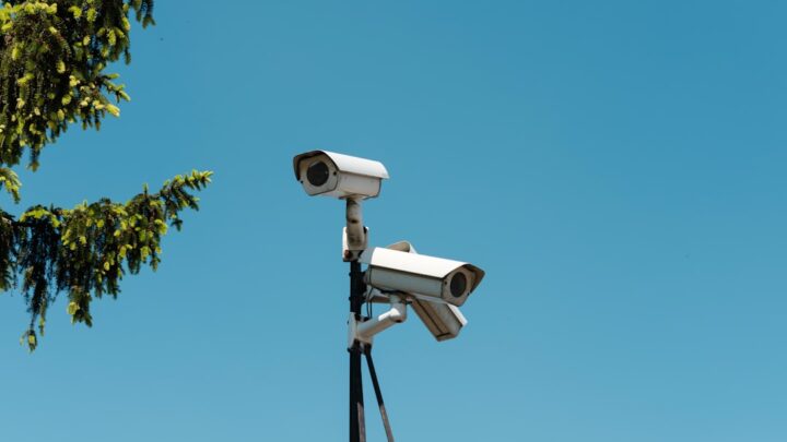 Naprawa problemów z fałszywymi alarmami i brakiem detekcji zagrożeń w systemach monitoringu opartych na Vision AI: Jak optymalizować algorytmy i dane treningowe?