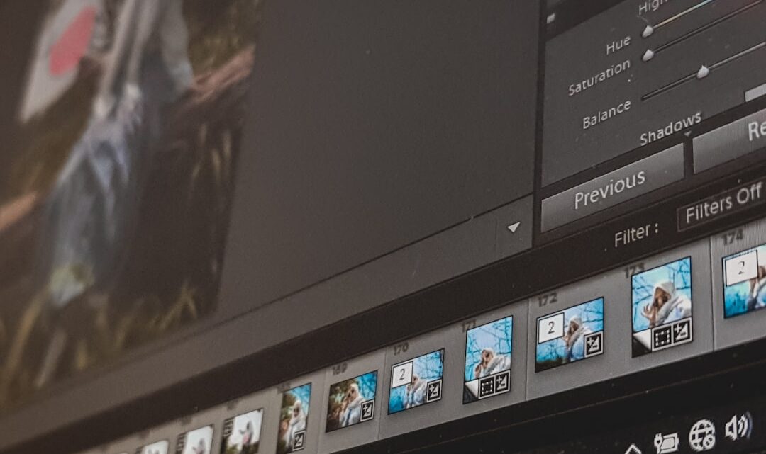 Naprawa problemów z flickeringiem i migotaniem wideo generowanego przez AI (RunwayML, Pika Labs): Jak stabilizować materiał i uzyskać płynne przejścia w klipach AI?