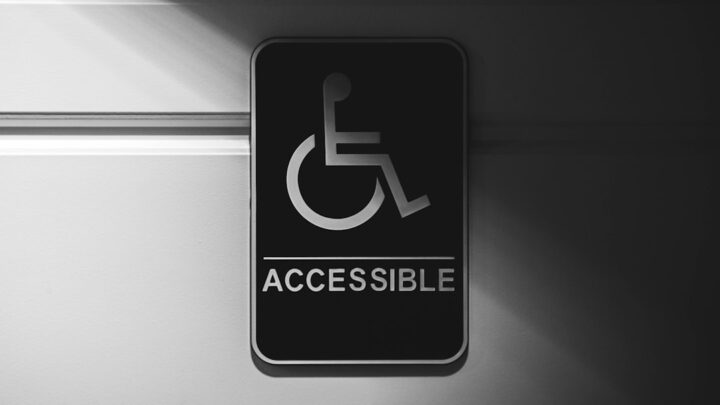 Upraszczanie skomplikowanych treści z AI: Jak ChatGPT i Gemini adaptują dokumenty prawne, medyczne i techniczne dla osób z dysleksją i ograniczeniami poznawczymi?