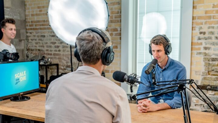 Jak stworzyć interaktywny podcast AI z ChatGPT i ElevenLabs